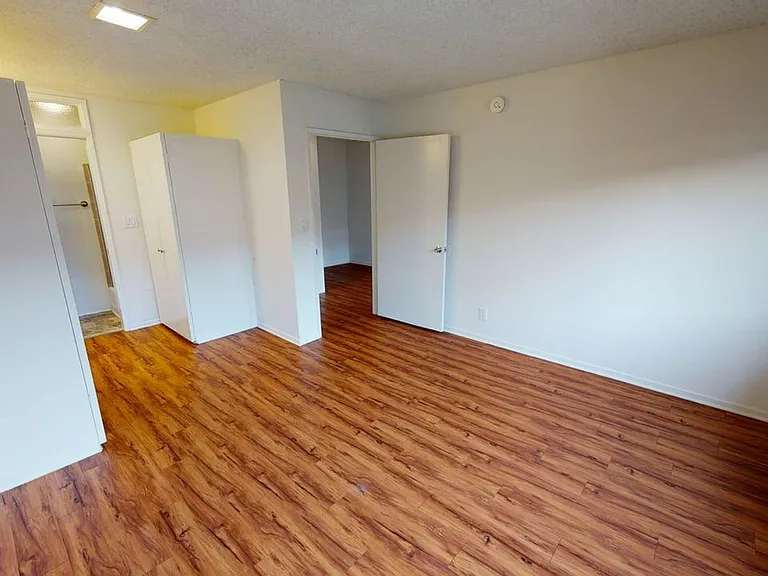 Wilshire Regency Apts. — Photo 11