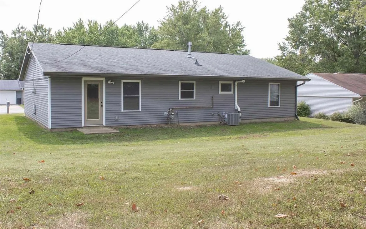 3 bed, 1220 sqft, $1,800 — Photo 3