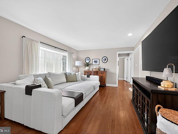 4th image of 28 Manor Ln N #N
