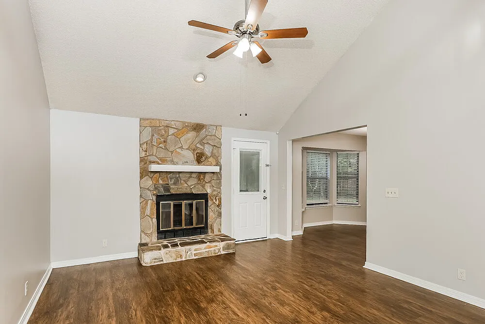 3 bed, 2.0 bath, 1341 sqft, $1,895 — Photo 4