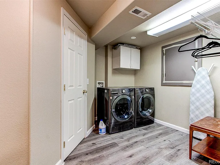 23527 Broadmoor Dr — Photo 32