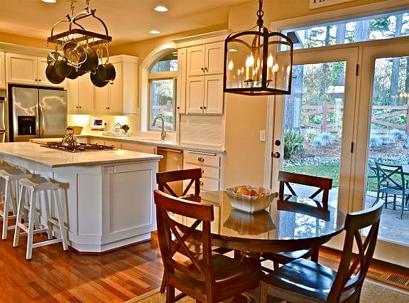 Large Kitchen w/Eating Area