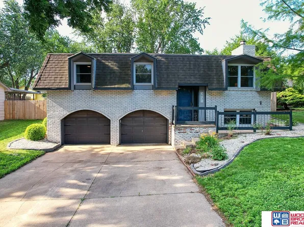 5951 Oakridge Dr, Lincoln, NE 68516