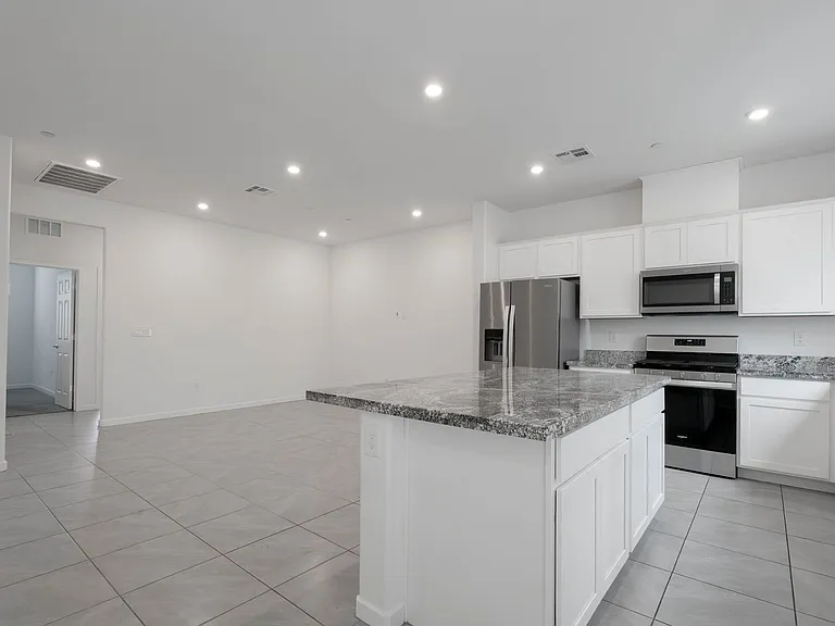 902 Bronzite St — Photo 12