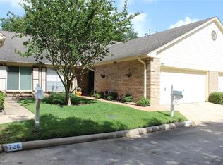 722 E Country Grove Cir, Pearland, TX 77584