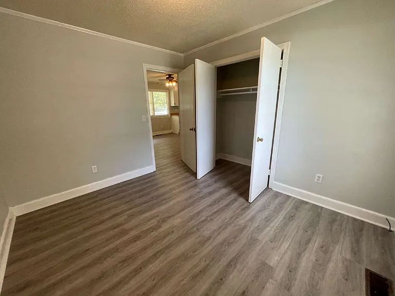 204 E James St — Photo 13