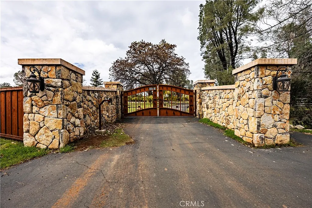 18501 Rustic Ridge Rd photo 1