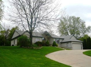 16520 W Heatherly Dr, New Berlin, WI 53151