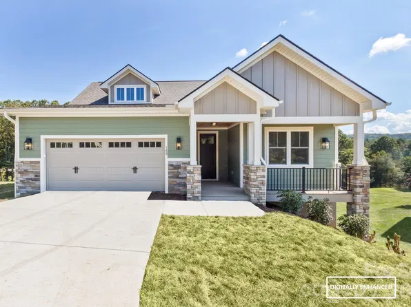 148 Triple Fairways Dr, Hendersonville, NC 28739