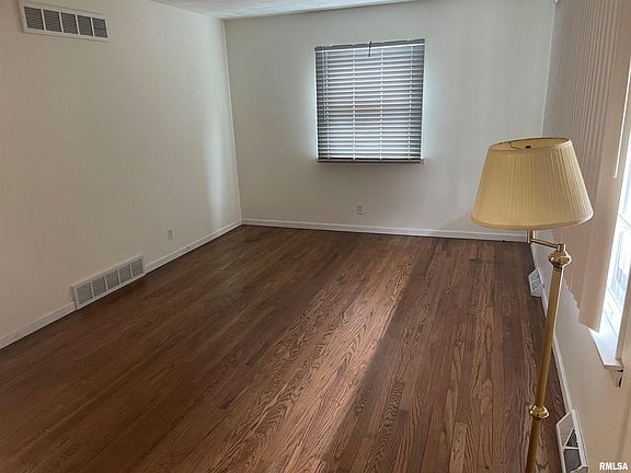 3rd image of 2124 N Bourland Ave