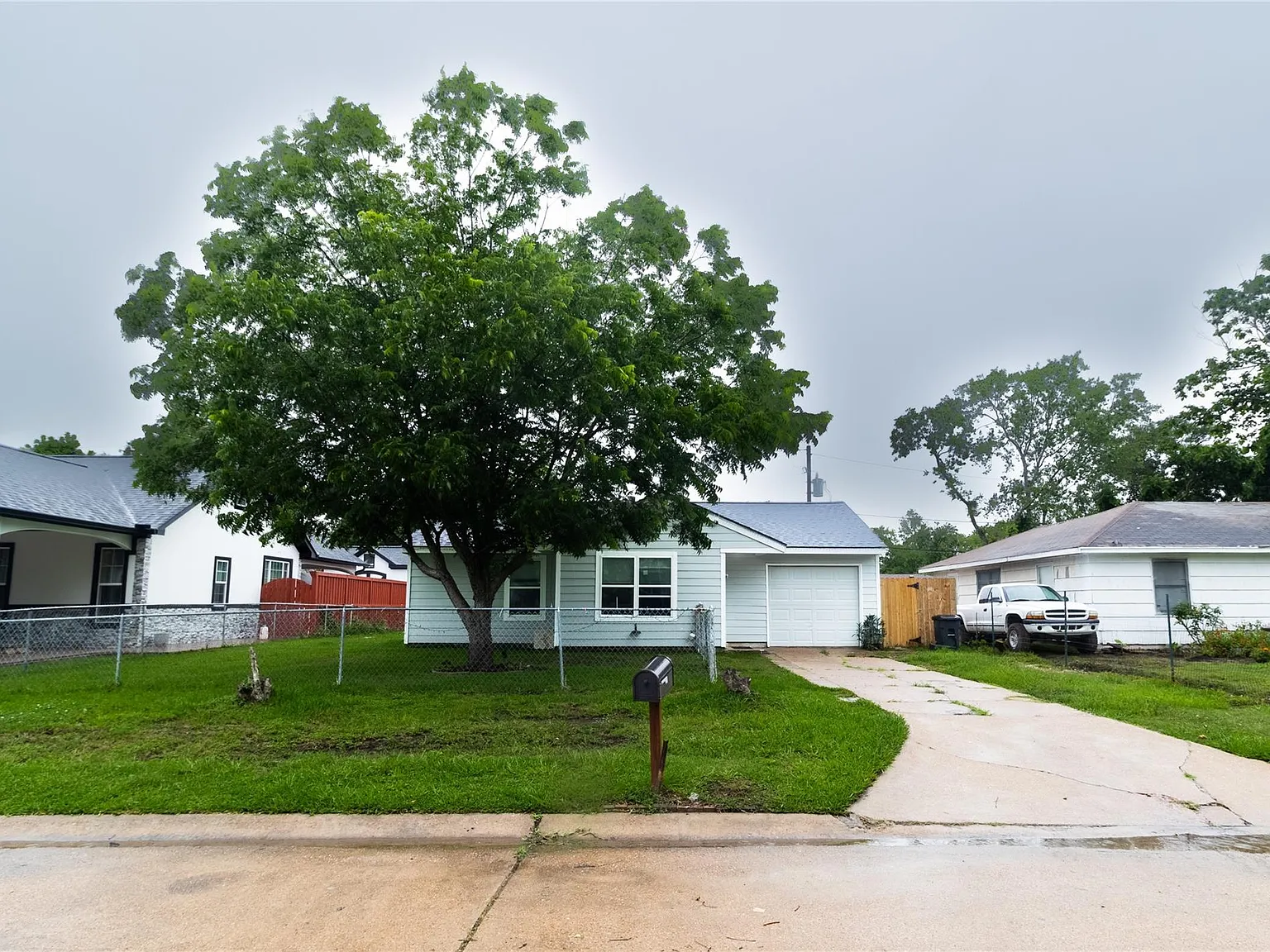 3 bed, 1.0 bath, 957 sqft, $1,600 — Photo 2