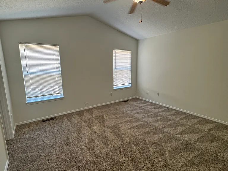 933 Pioneer Dr — Photo 10