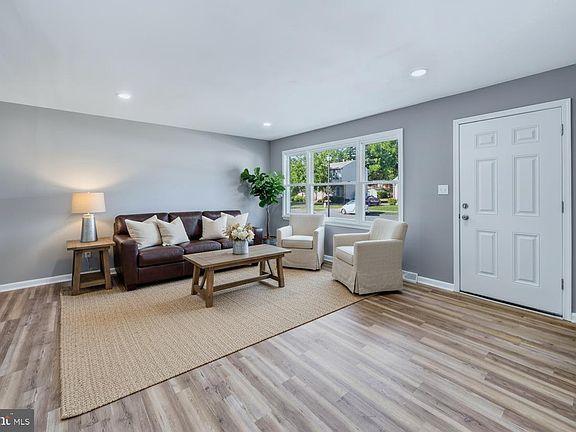 5th image of 325 Frear Dr