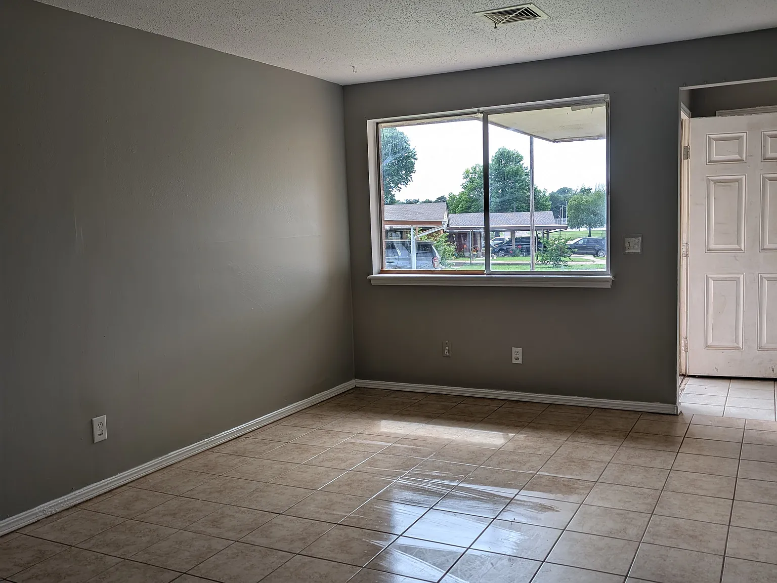 3 bed, 1.5 bath, 1180 sqft, $1,200 — Photo 2