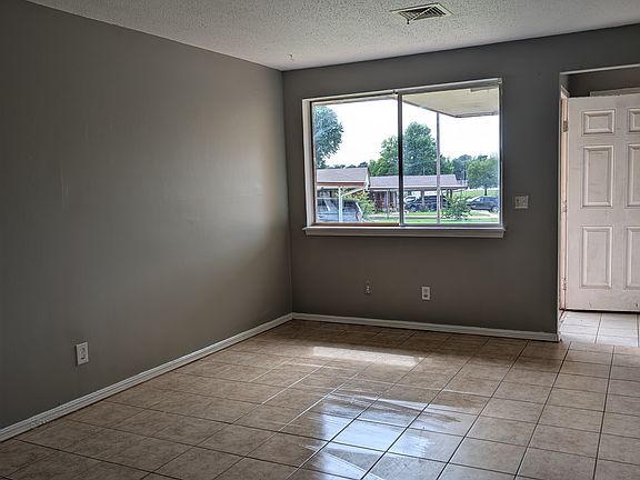 2nd image of 3416 Eastwood Cir