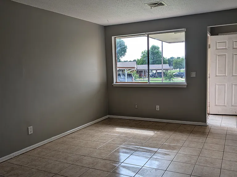 3416 Eastwood Cir — Photo 2