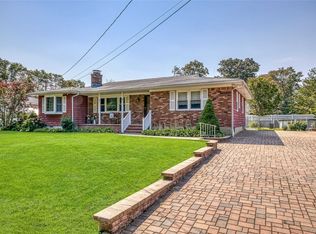 88 Barrett Ave, Bayport, NY 11705
