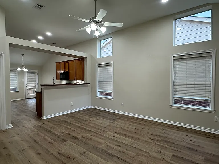 9000 Eastwood Ave — Photo 3