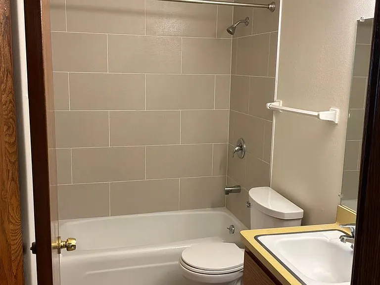 1204 Memorial Dr — Photo 2