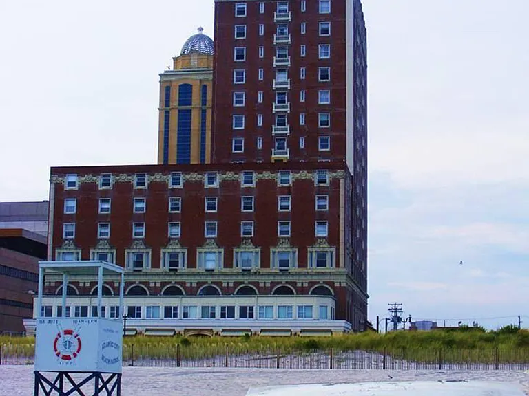 2715 Boardwalk — Photo 1