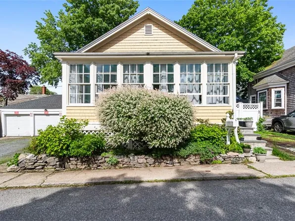 4 Findlay Pl, Newport, RI 02840