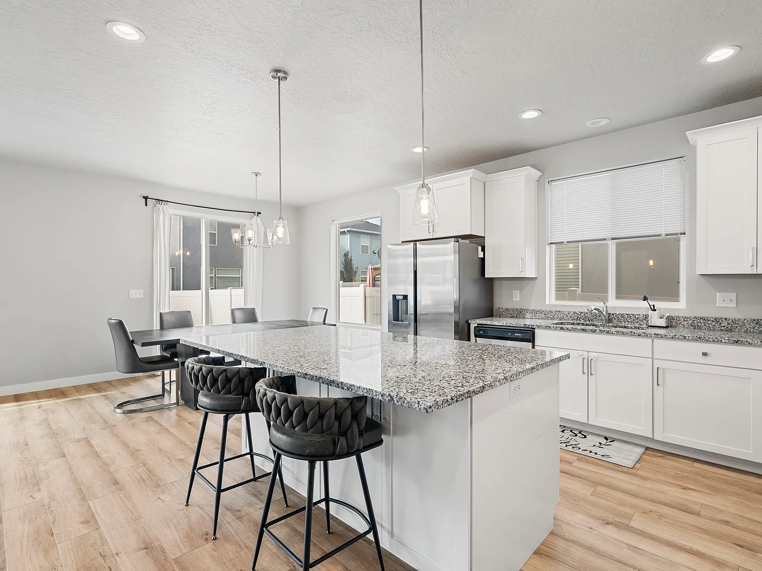 3 bed, 2.5 bath, 2943 sqft, $2,400 — Photo 3