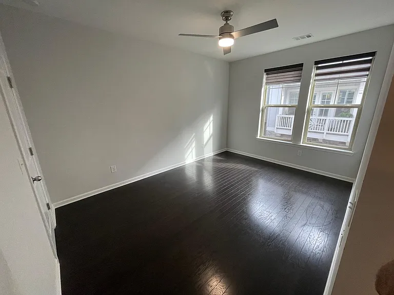 Bedroom (hardwood floor)