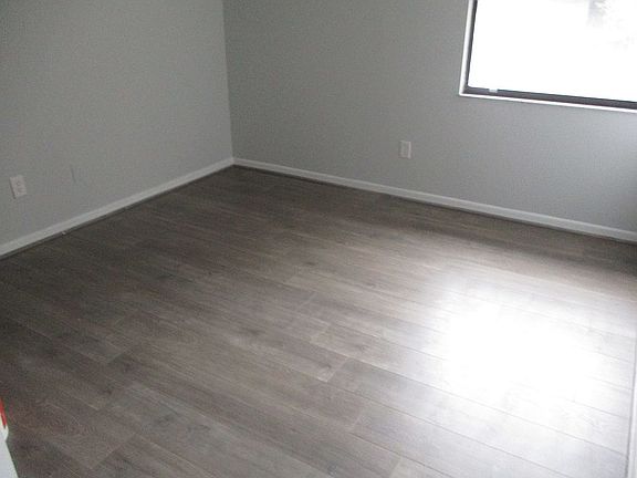 3rd image of 6 Veronese Ct