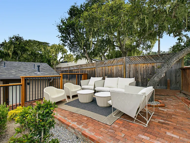 Outdoor terrace with privacy fencing (Pic 7)
