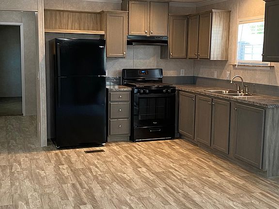 Great Kitchen! Gas range, plenty of cabinets.