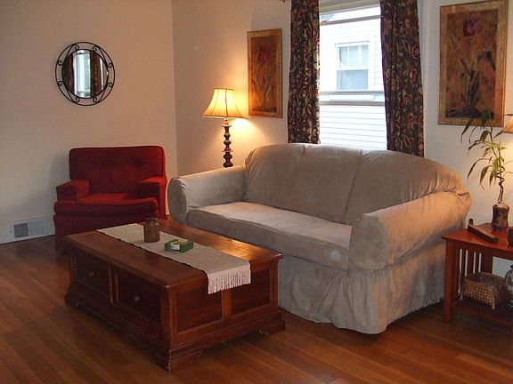 Living room w/ hardwood floors