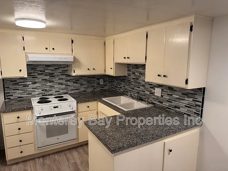 395 Tabor Dr #B — Photo 8