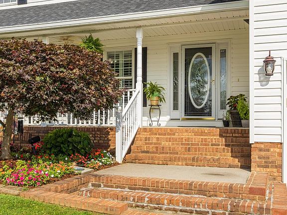 4th image of 221 Flagstone Dr NE