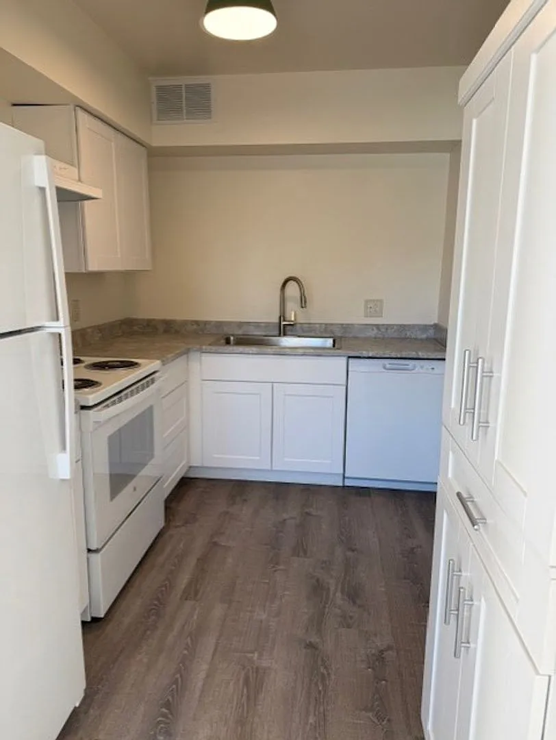 Price Reduced Completely remodeled and beautiful 2 Bedroom apartment available - Contact Property... — Photo 3