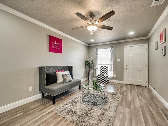 3rd image of 5949 Roseville Dr
