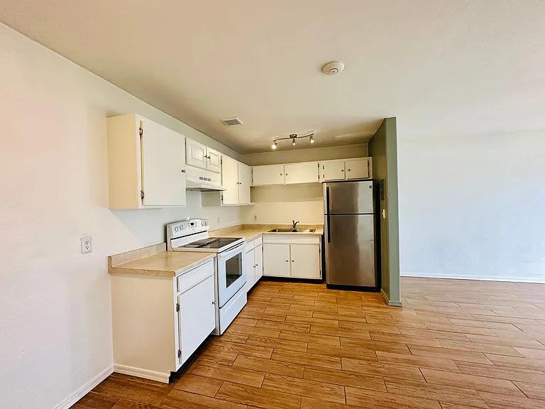 1 and 2 Bedrooms Great Location with Community Pool and Onsite Laundry! 1/2 of Mile from U of A — Photo 82