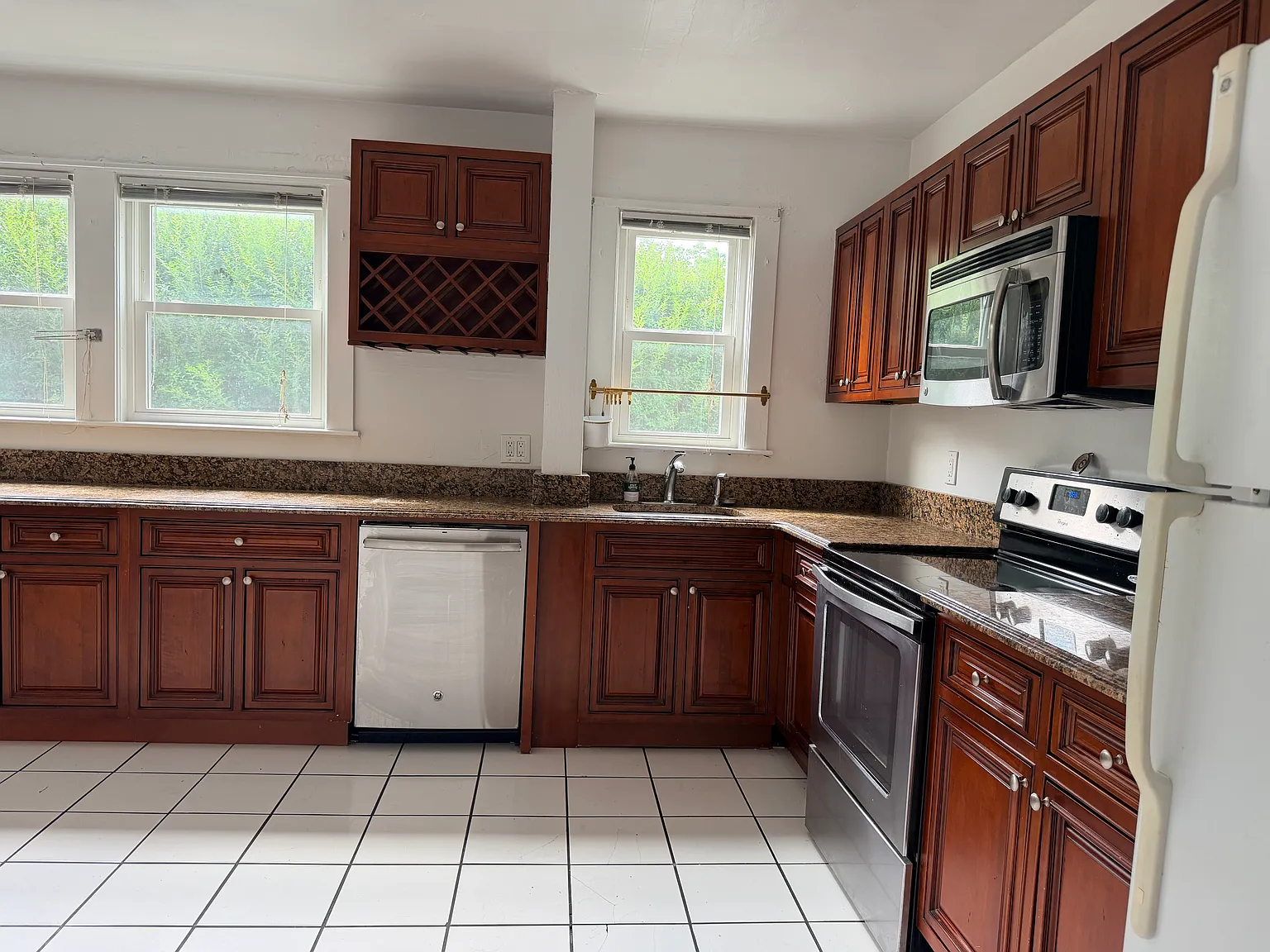 3 bed, 1350 sqft, $4,250 — Photo 2