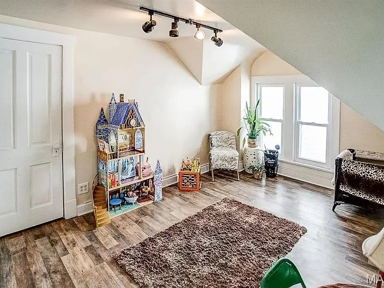 720 E D St — Photo 38