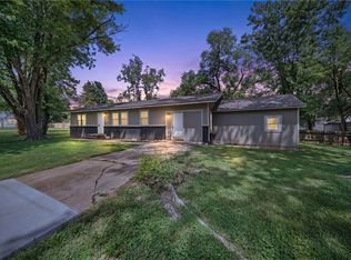 900 N Davis St, Pea Ridge, AR 72751