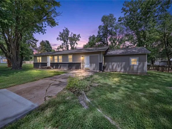 900 N Davis St, Pea Ridge, AR 72751