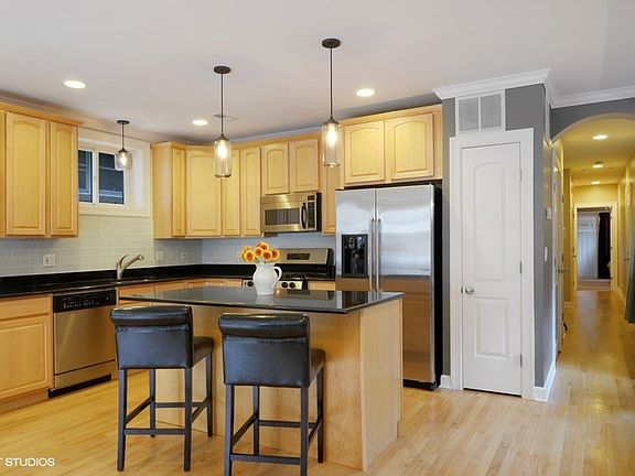 3rd image of 812 W Waveland Ave #3W