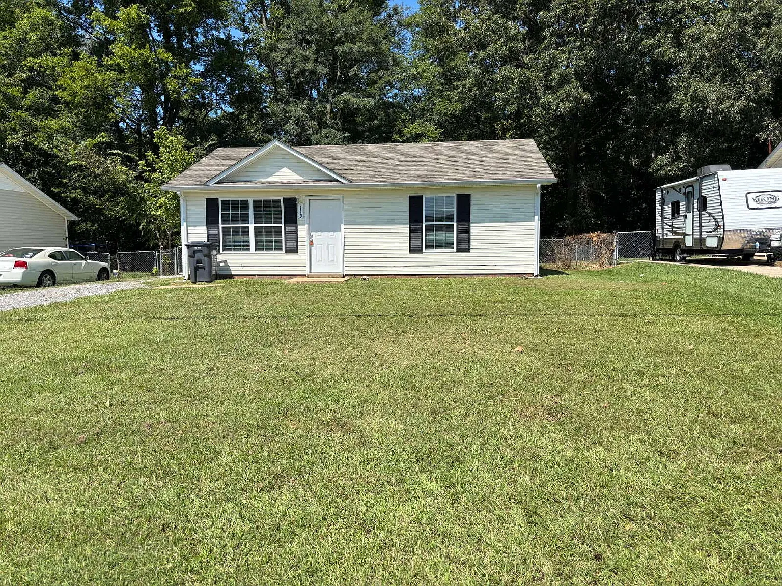 2 bed, 1.0 bath, 826 sqft, $1,095 — Photo 1