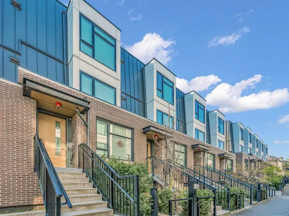 7623 Yukon St, Vancouver, BC V5X 2Y4