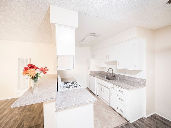 3rd image of 817 S Saint Andrews Pl #80101