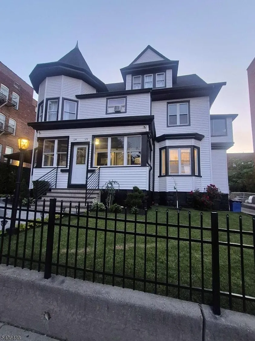 3 bed, 2.0 bath, $2,600 — Photo 1