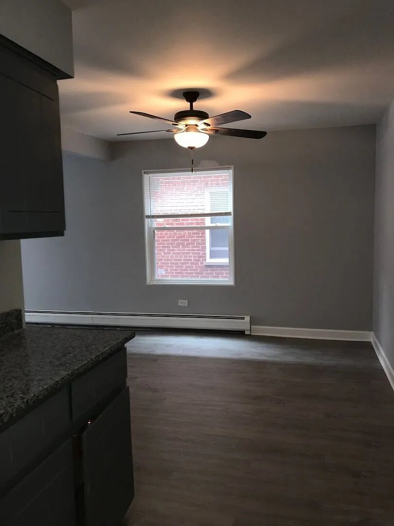 Charming 2-Bedroom, 1-Bathroom Apartment for Rent in Chicago Ridge! — Photo 4
