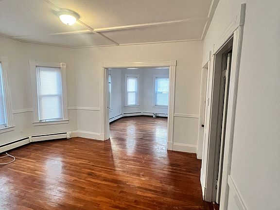 4th image of 106 S Whipple St