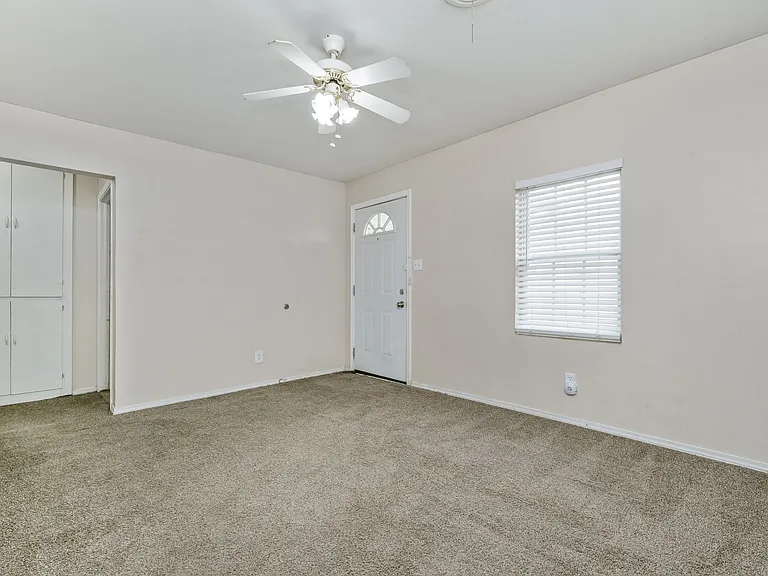 819 N Apache St #B — Photo 3