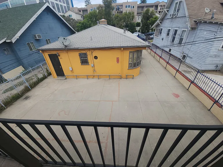 644.5 W 40th Pl — Photo 1