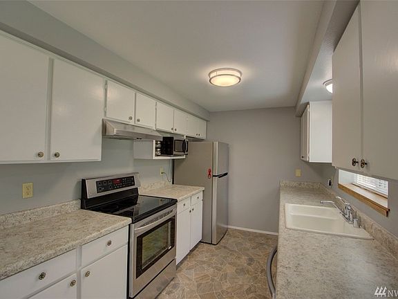 4th image of 2946 Saint James Ct NW